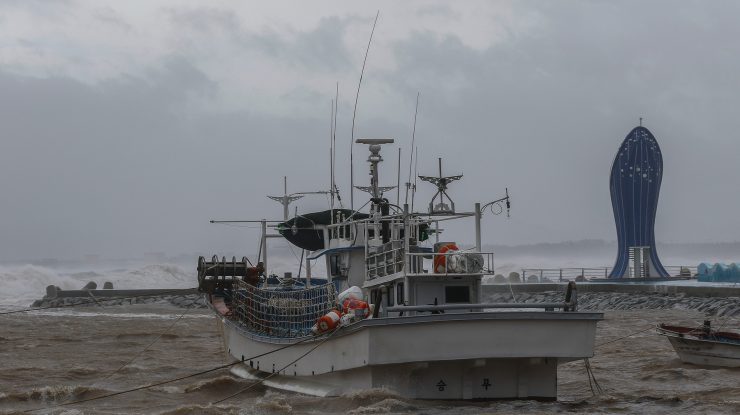 150 de oameni ținuți ostatici de un trib pe o barcă în pădurea amazoniană