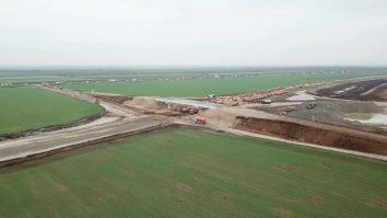 VIDEO Zeci de basculante au luat cu asalt Drumul Expres Craiova-Pitești. Lucrările la tronsonul 2 avansează