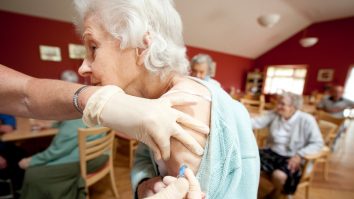 Motivul pentru care persoanele de peste 65 de ani ar trebui să fie vaccinate obligatoriu: „Tinerii au făcut deja eforturi. Ar trebui să facă și bătrânii”