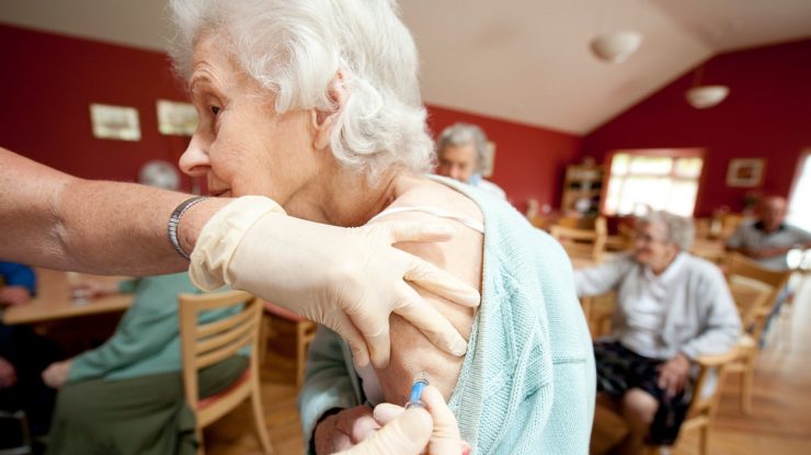 Motivul pentru care persoanele de peste 65 de ani ar trebui să fie vaccinate obligatoriu: „Tinerii au făcut deja eforturi. Ar trebui să facă și bătrânii”