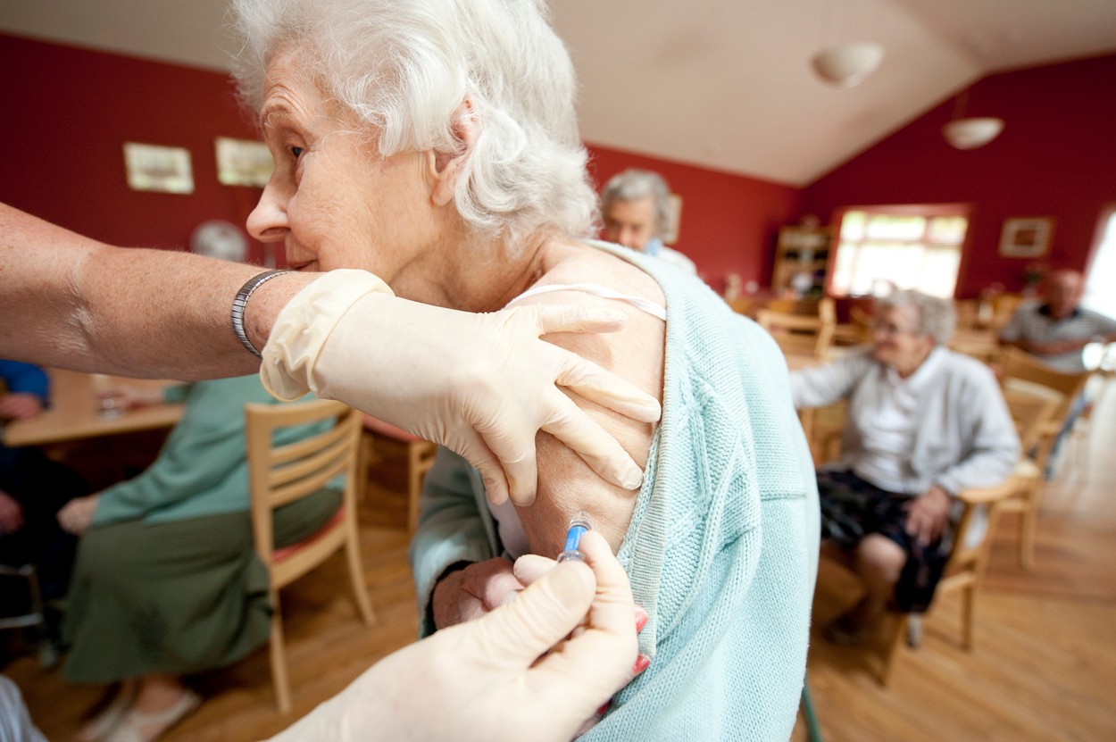 Motivul pentru care persoanele de peste 65 de ani ar trebui să fie vaccinate obligatoriu: „Tinerii au făcut deja eforturi. Ar trebui să facă și bătrânii”