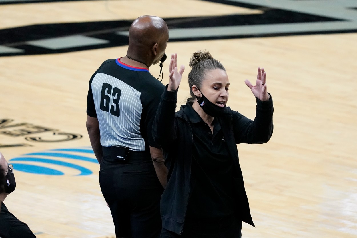 Prima femeie antrenor din NBA. Becky Hammon a condus Spurs în meciul cu LA Lakers. Nou record pentru LeBron