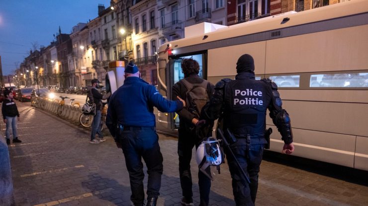 Poliția din Belgia a întrerupt o orgie de 52 persoane, organizată într-o vilă de lângă un spital Covid