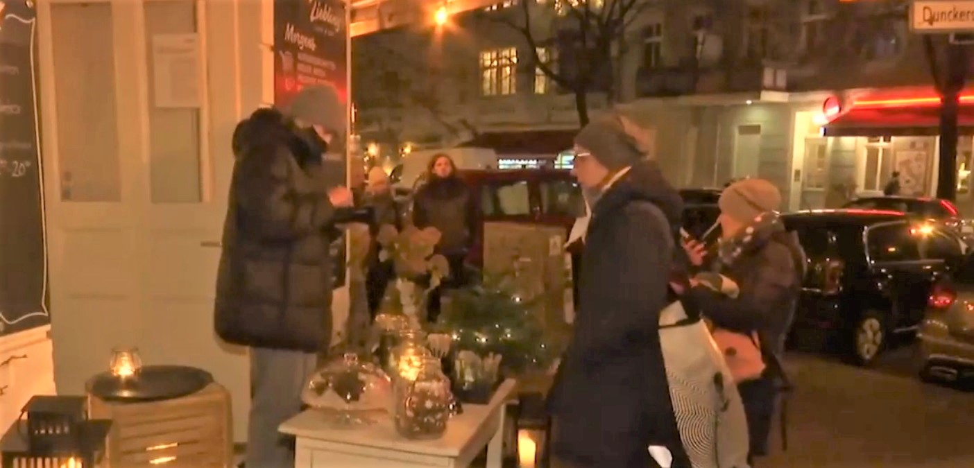 Localurile din Berlin au început să vândă vin fiert pe trotuar ca să supraviețuiască în lockdown