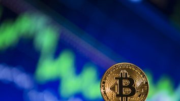 moneda bitcoin in fata unui grafic care arata o scadere.