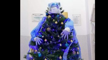 Bradul de Crăciun de la Spitalul TBC din Sibiu, împodobit în formă de cadru medical cu mască