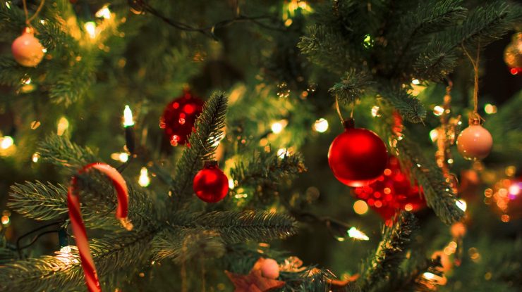 Când este momentul potrivit pentru a da jos decorațiunile de Crăciun? Întrebarea a devenit virală pe internet