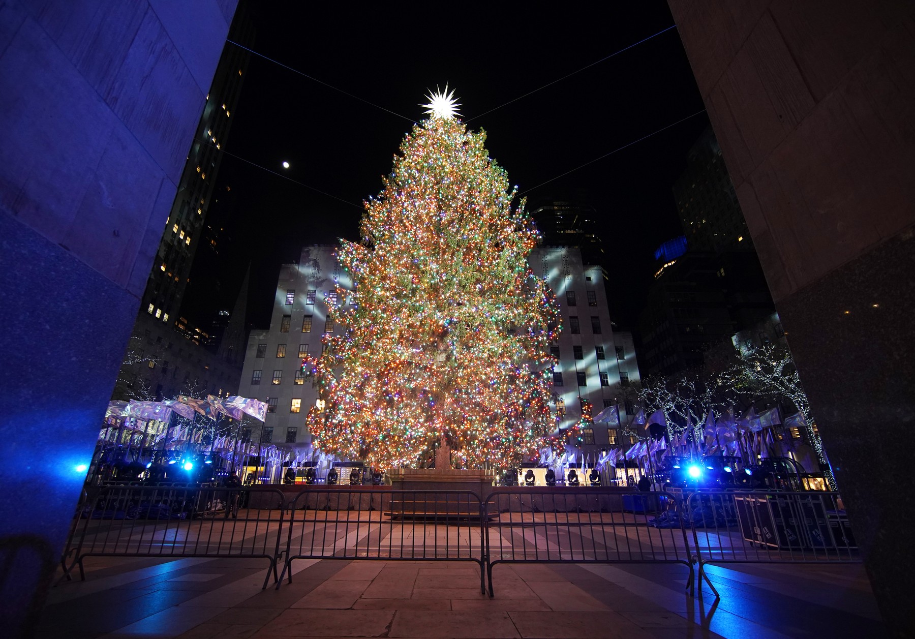 Bradul de la Rockefeller Center a fost aprins, dar nu poate fi vizitat. Oamenii pot să facă poze dacă se înscriu pe o listă