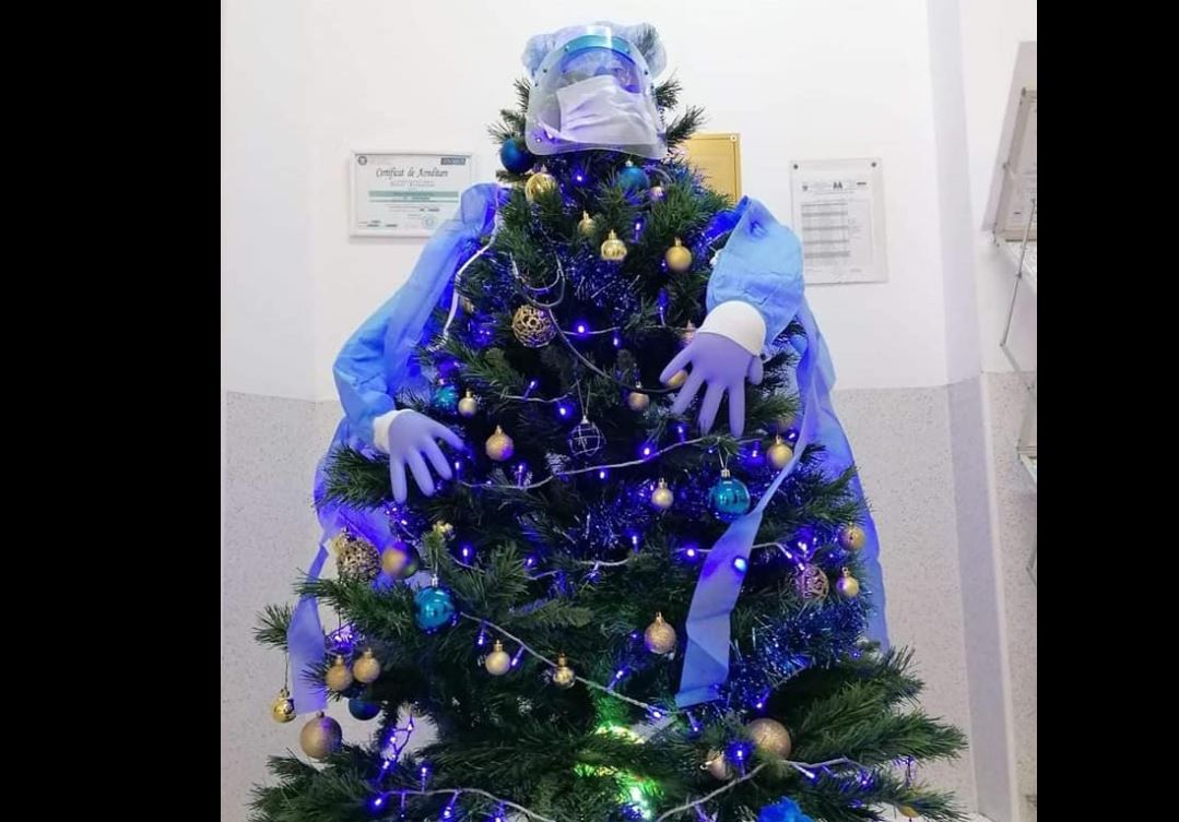 Bradul de Crăciun de la Spitalul TBC din Sibiu, împodobit în formă de cadru medical cu mască