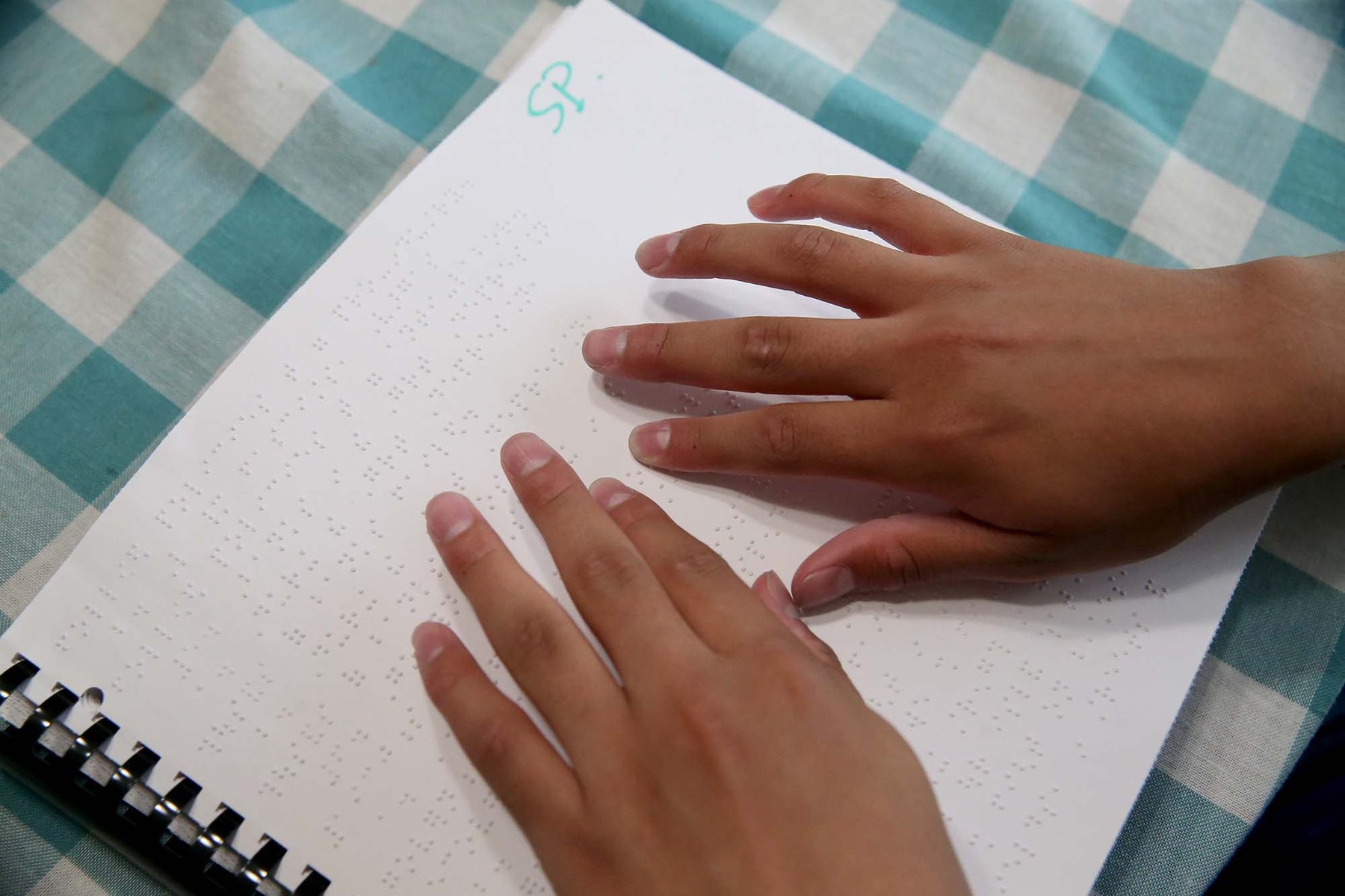 Îngerul nevăzător, care ajută copiii necăjiți. Delia are nevoie de un soft special costisitor pentru a fi mai aproape de visul ei