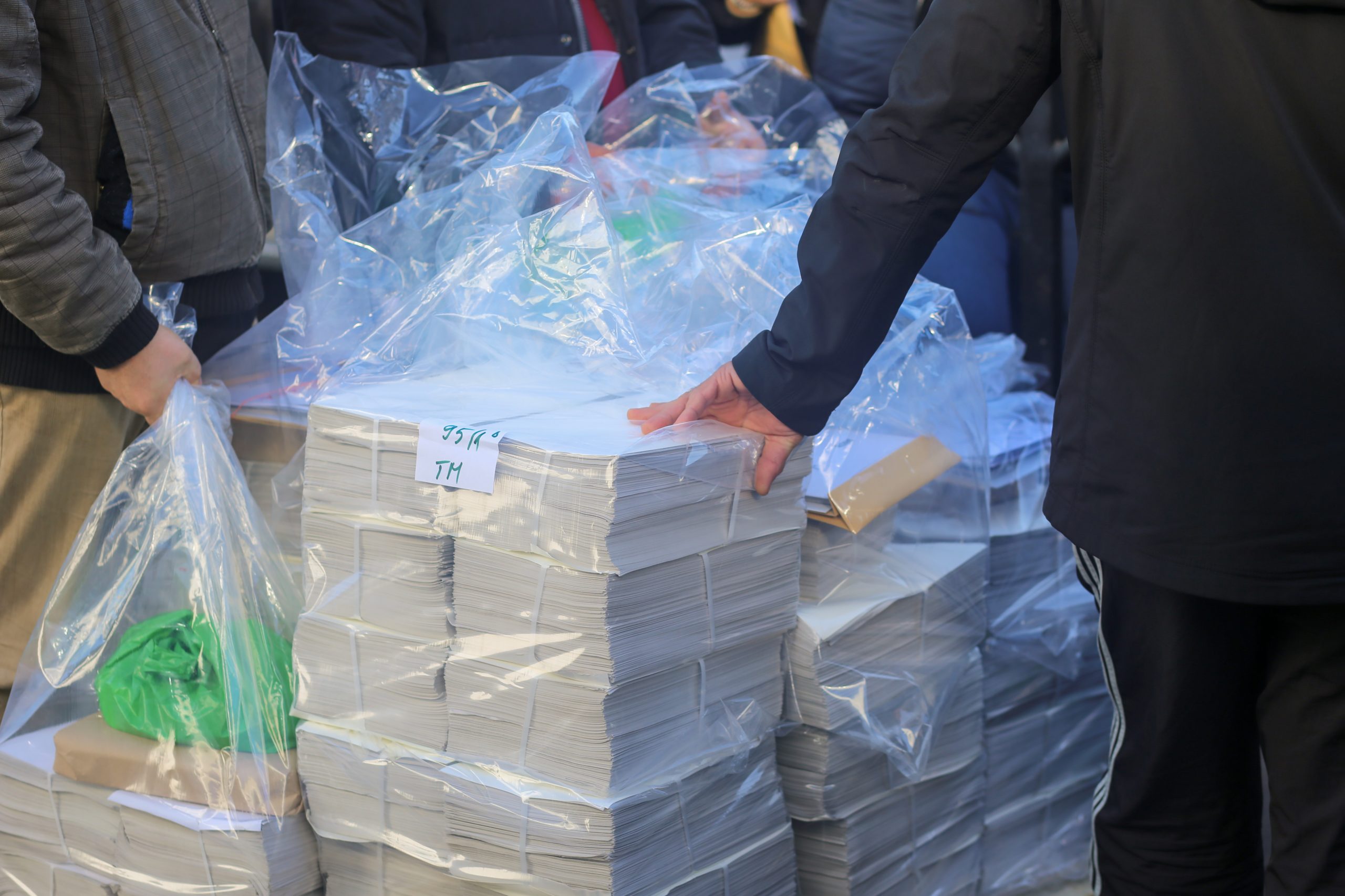 Scandal la votul prin corespondență: Peste 14.000 de plicuri nu au ajuns. Ce spun șeful AEP și Poșta Română