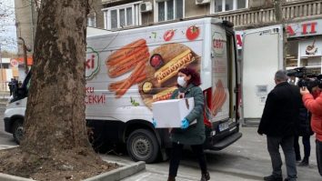 Imaginile cu transportul vaccinului în Bulgaria, virale pe internet. De ce l-au depozitat într-un frigider sovietic