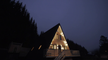 Un arhitect clujean a construit o cabană în stil nordic în Suceava. Prețul unei nopți de cazare