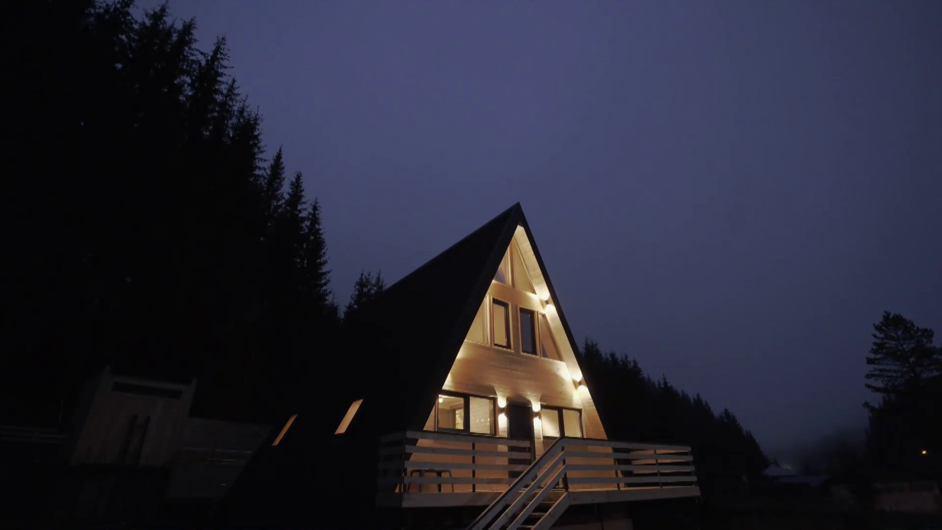 Un arhitect clujean a construit o cabană în stil nordic în Suceava. Prețul unei nopți de cazare