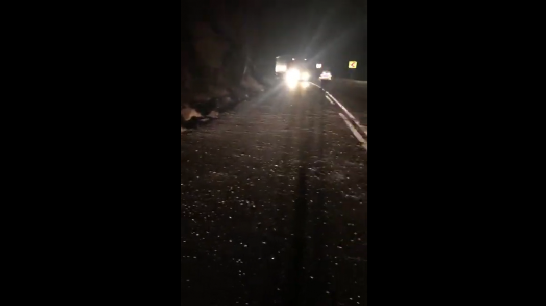 Trafic blocat pe DN7 din cauza căderilor de pietre. Cel puțin o mașină a fost avariată