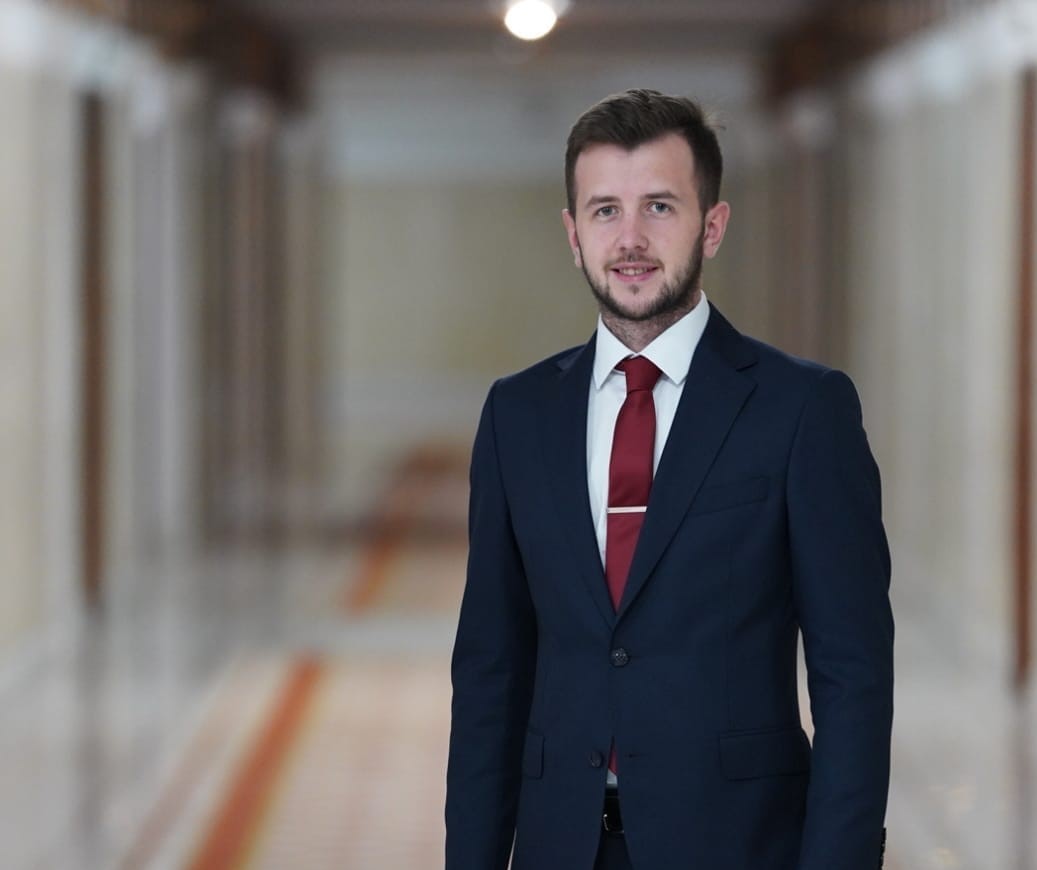 Cel mai tânăr deputat AUR, încurcat de emoții în timpul jurământului. Spune că nu-l recunoaște pe Orban la șefia Camerei Deputaților