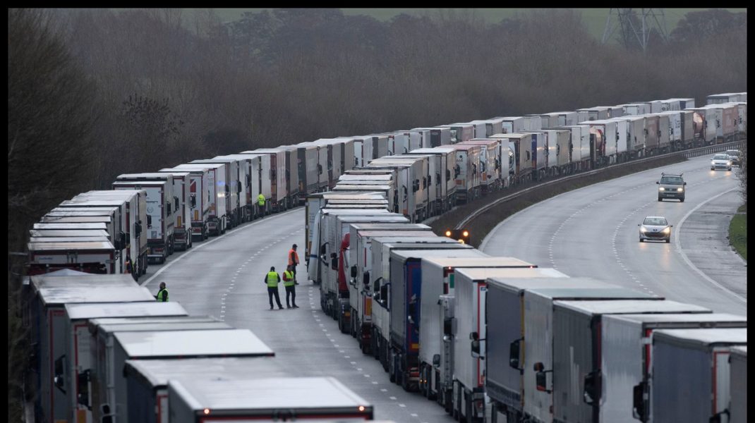 Șoferii de TIR pot trece granița franco-britanică dacă au un test COVID negativ. Mărturia unui șofer român
