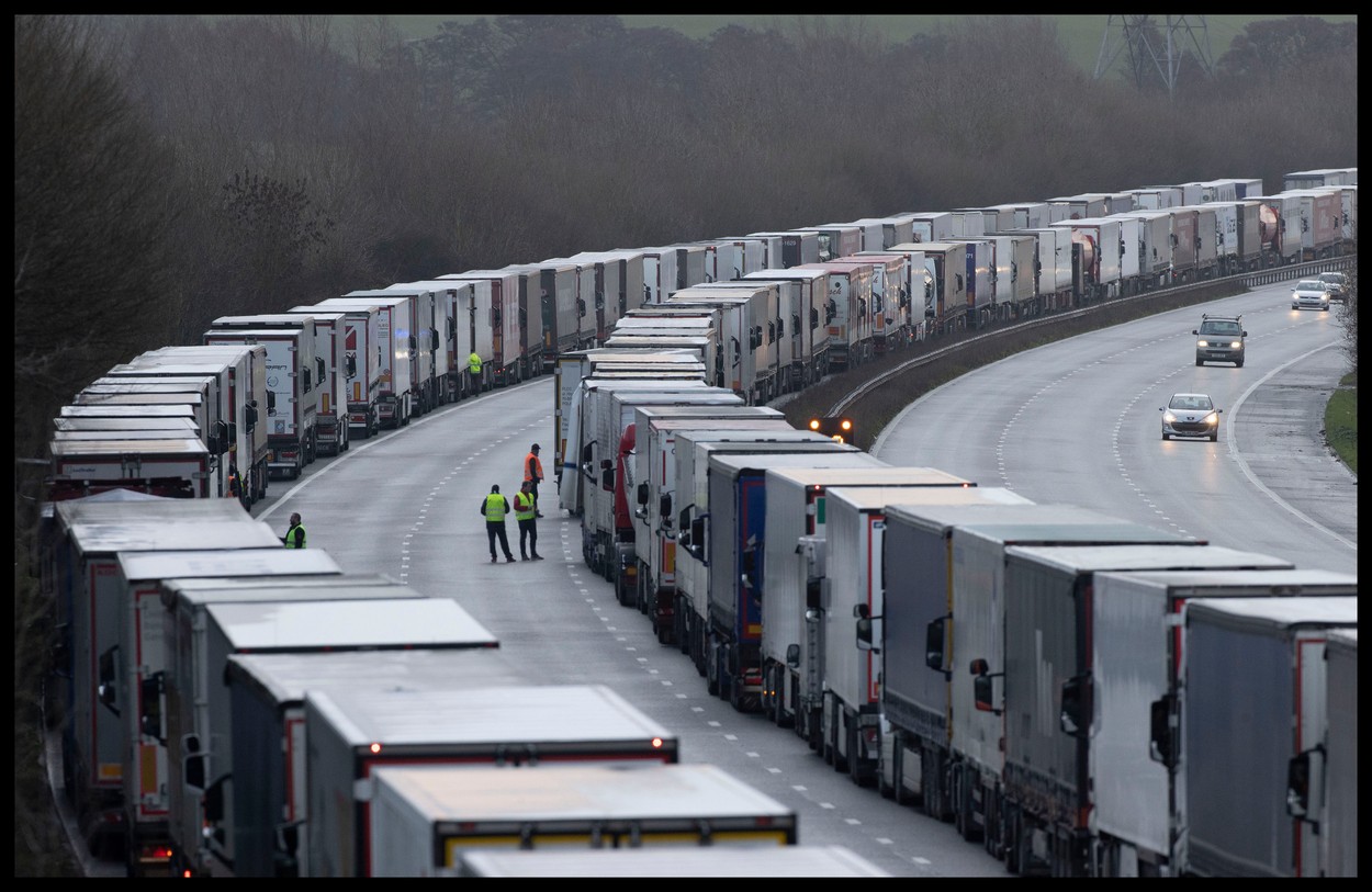 Șoferii de TIR pot trece granița franco-britanică dacă au un test COVID negativ. Mărturia unui șofer român