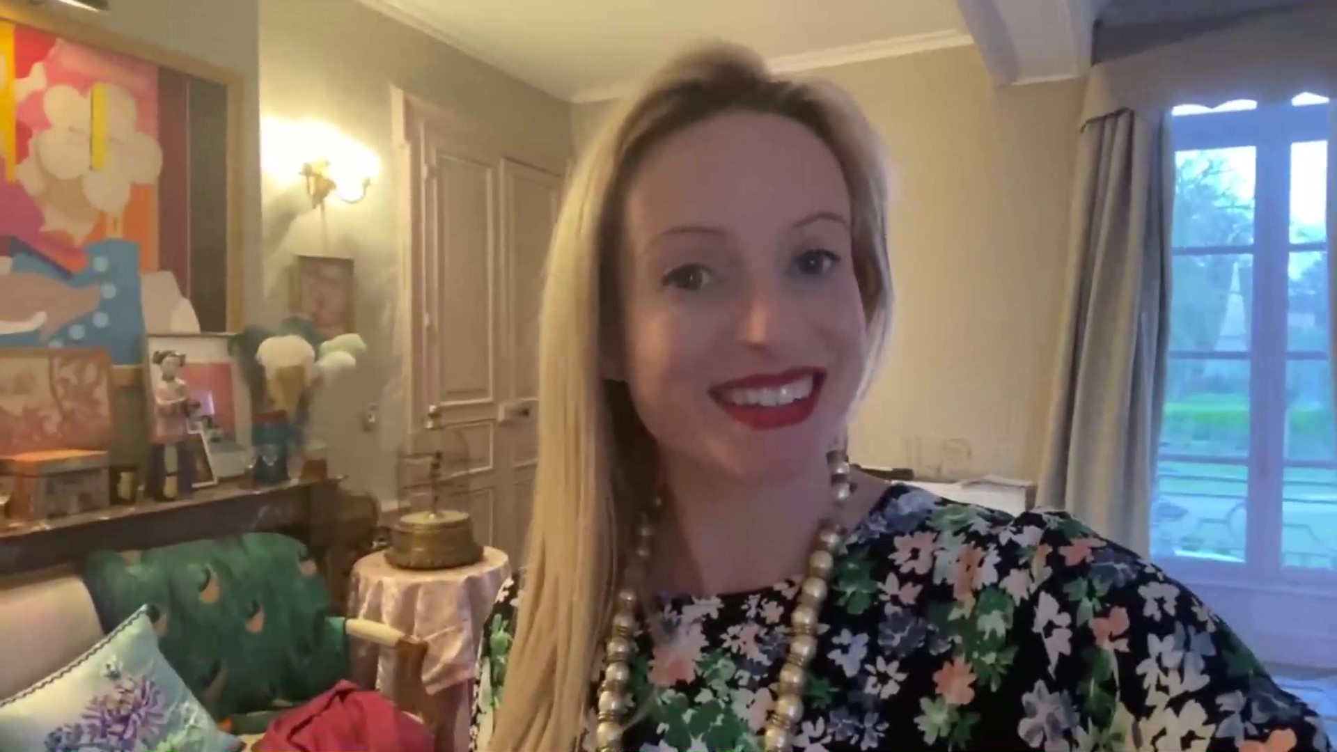 Izolare la domiciliu în condiții regești. Vlogger-ul care stă într-un castel și strânge bani ca să îl renoveze