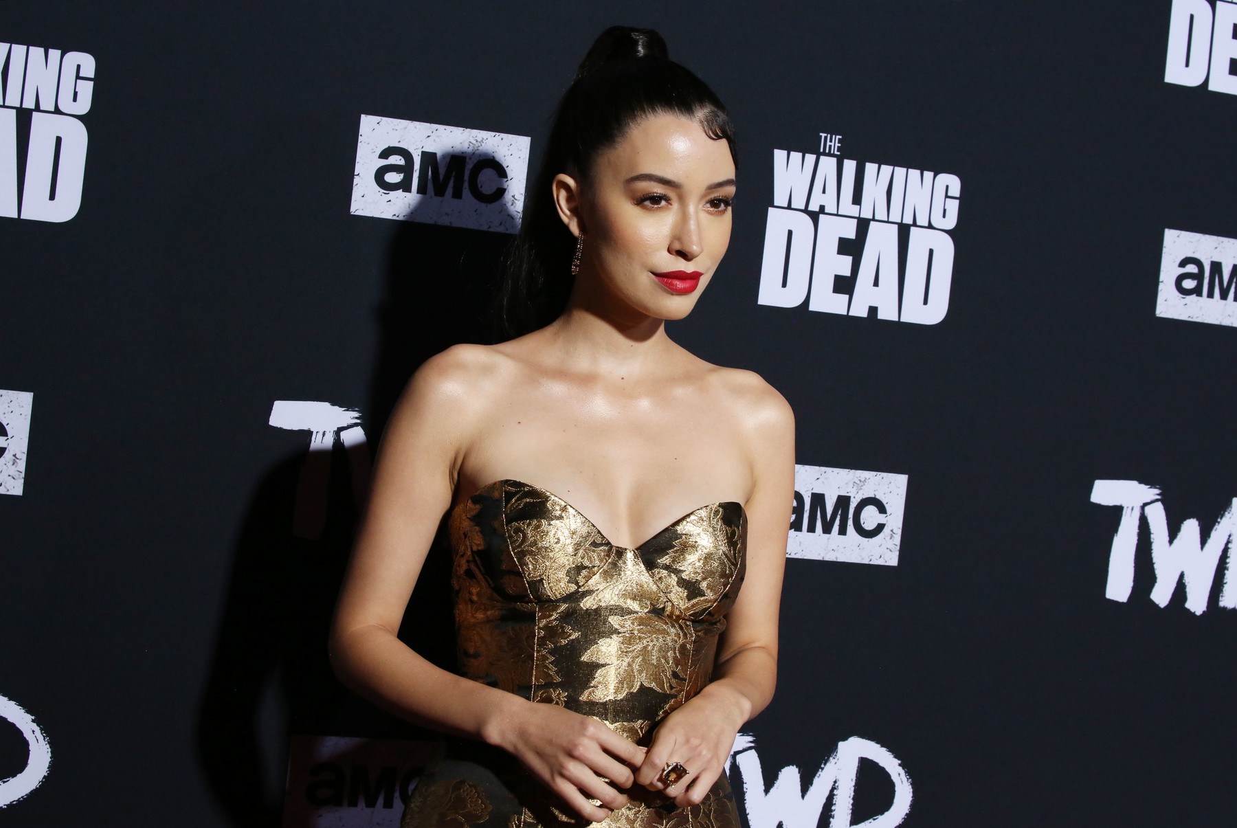 Christian Serratos i-a luat locul lui Jennifer Lopez. Va juca într-o producţie de la Netflix