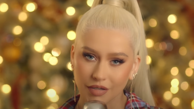 Christina Aguilera dă tonul sărbătorilor. Apariție spectaculoasă la emisiunea Late Night Show