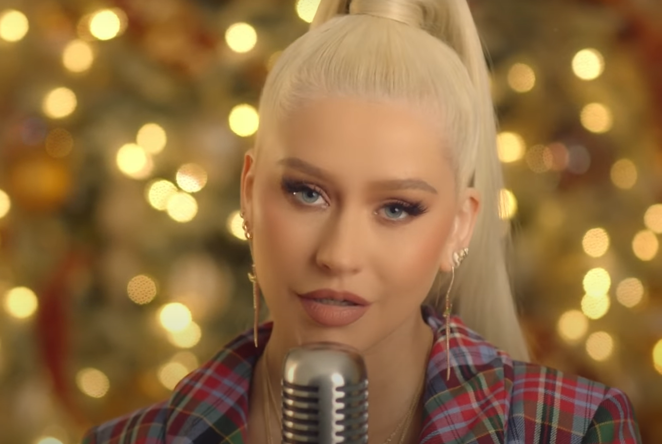 Christina Aguilera dă tonul sărbătorilor. Apariție spectaculoasă la emisiunea Late Night Show