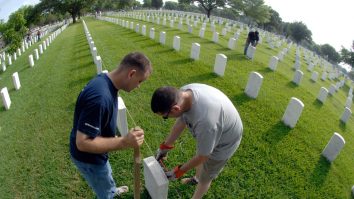 Pietre de mormânt ce aveau inscripționată svastica, eliminate dintr-un cimitir din SUA. Ce scria pe ele