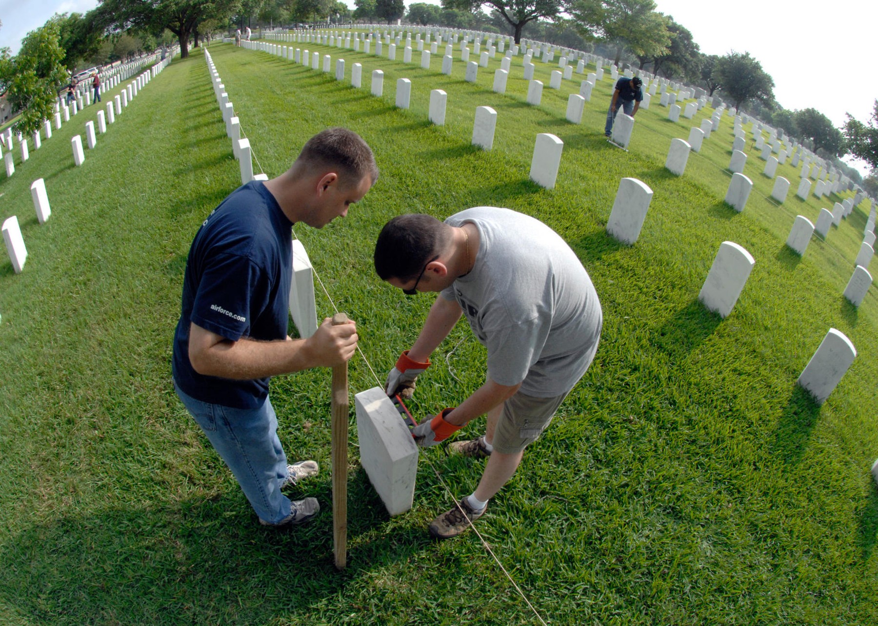 Pietre de mormânt ce aveau inscripționată svastica, eliminate dintr-un cimitir din SUA. Ce scria pe ele