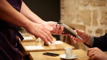 Bacșiș de peste 5000 de dolari, lăsat de un client într-un restaurant din SUA. Reacția patronului