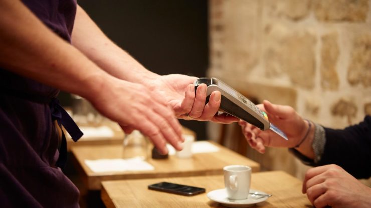 Bacșiș de peste 5000 de dolari, lăsat de un client într-un restaurant din SUA. Reacția patronului