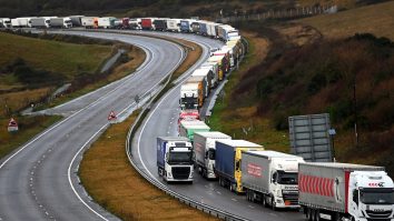 Șoferii de TIR s-au luat la bătaie cu polițiștii, în portul Dover