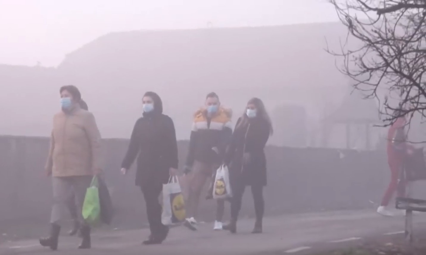 Sute de localnici au colindat pe uliţele satelor din Gorj, în ciuda restricţiilor: „Important e să nu se piardă sărbătorile“