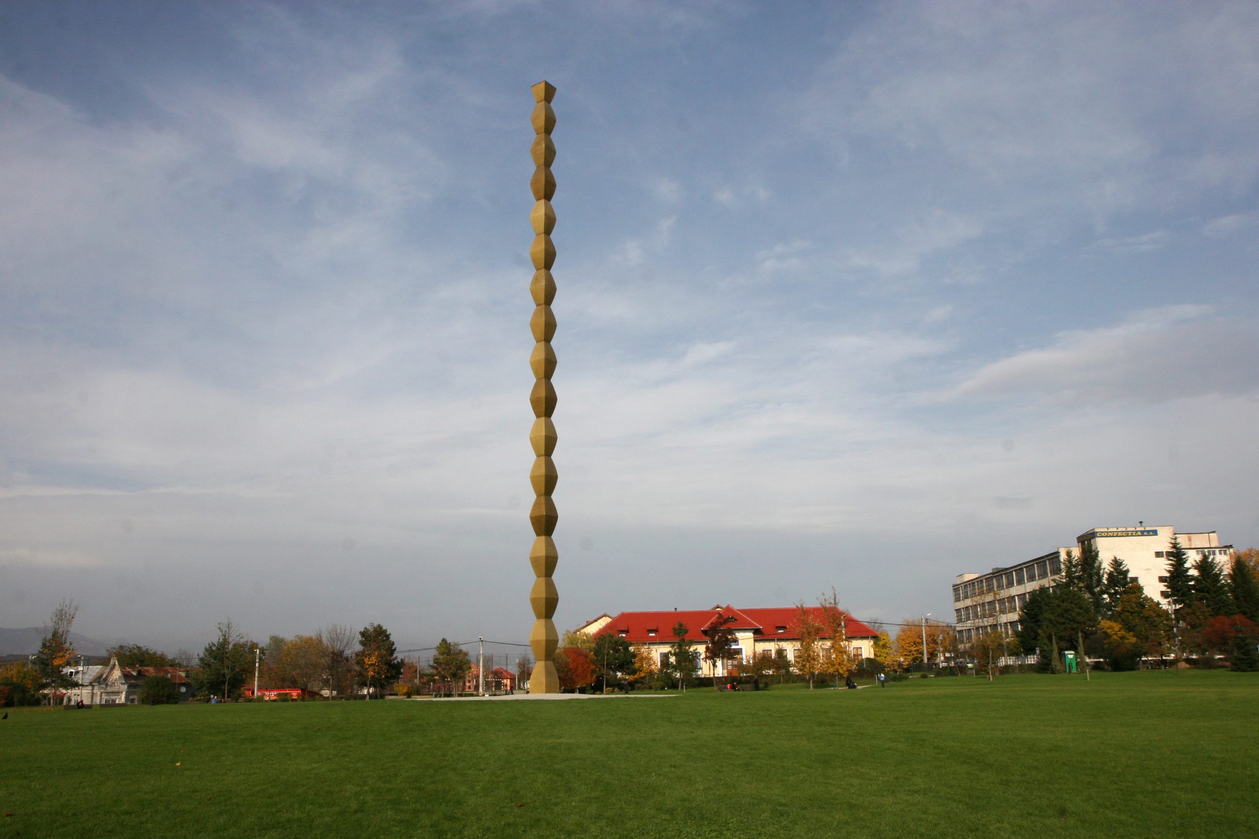 Cum se numea coloana ridicată de Constantin Brâncuși în memoria soldaților căzuți în Primul Război Mondial, până în pragul Unirii