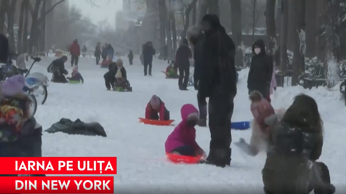 Prima zăpadă din New York, o bucurie pentru copii și părinți