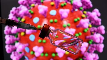 O nouă variantă de coronavirus circulă în UK. Londra intră în cel mai înalt nivel de restricții