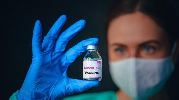 Imunitatea naturală dobândită în urma infectării cu SARS-CoV-2 sau vaccinul anti-COVID. Ce ajută mai mult