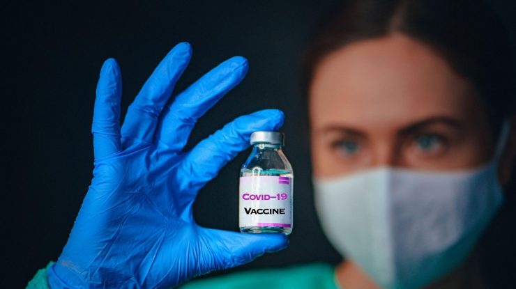 Imunitatea naturală dobândită în urma infectării cu SARS-CoV-2 sau vaccinul anti-COVID. Ce ajută mai mult