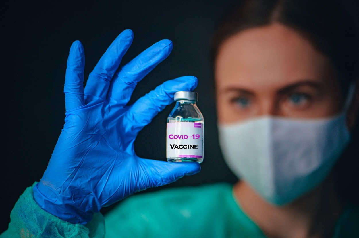 Imunitatea naturală dobândită în urma infectării cu SARS-CoV-2 sau vaccinul anti-COVID. Ce ajută mai mult