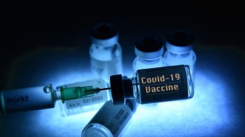 Vaccinul Pfizer-BioNTech: De ce paralizia facială a celor 4 voluntari vaccinați nu reprezintă un motiv de îngrijorare