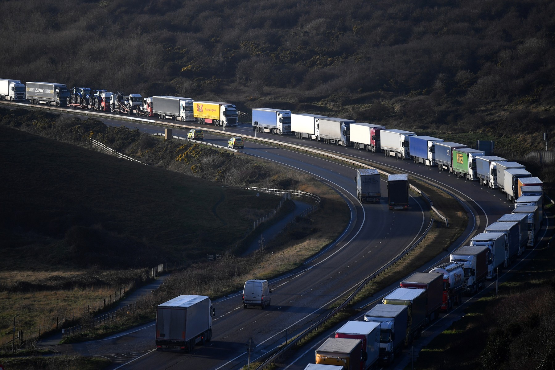 Mutația SARS-CoV-2 a distrus Crăciunul, Europa izolează UK. Haos, panică și cozi de TIR-uri la intrarea în Marea Britanie