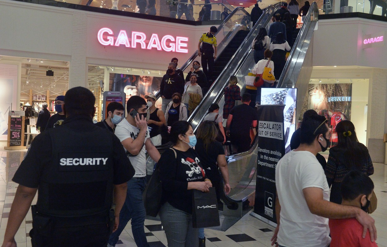 De teama că rămân fără mâncare de Crăciun, englezii au făcut cozi la magazine. GALERIE FOTO