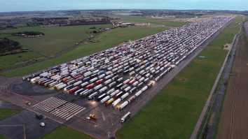 Franța redeschide granițele șoferilor britanici care au teste COVID-negative. Cozi de 3.000 de TIR-uri în Kent. FOTO și VIDEO