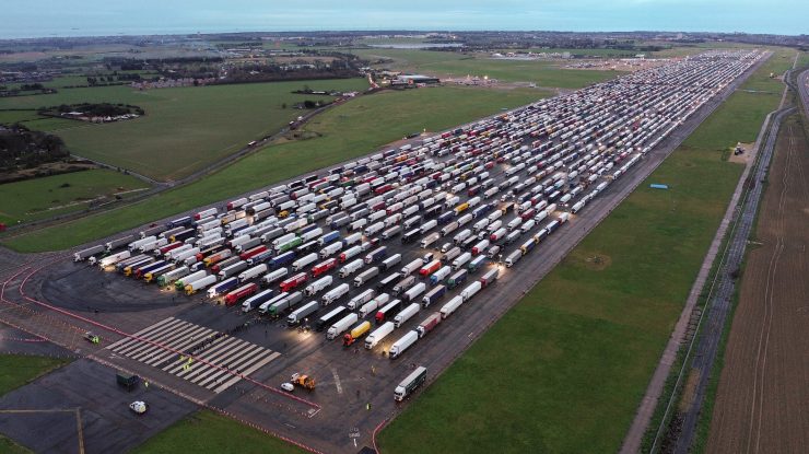 Franța redeschide granițele șoferilor britanici care au teste COVID-negative. Cozi de 3.000 de TIR-uri în Kent. FOTO și VIDEO