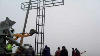 Prima cruce închinată pandemiei a fost sfințită. „Cine va privi spre cruce, se va vindeca!”