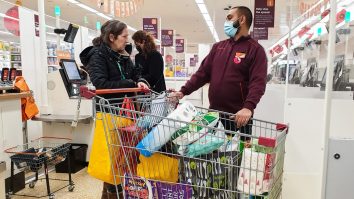 Magazinele se închid mai târziu vineri. Până la ce oră îţi poţi face cumpărăturile