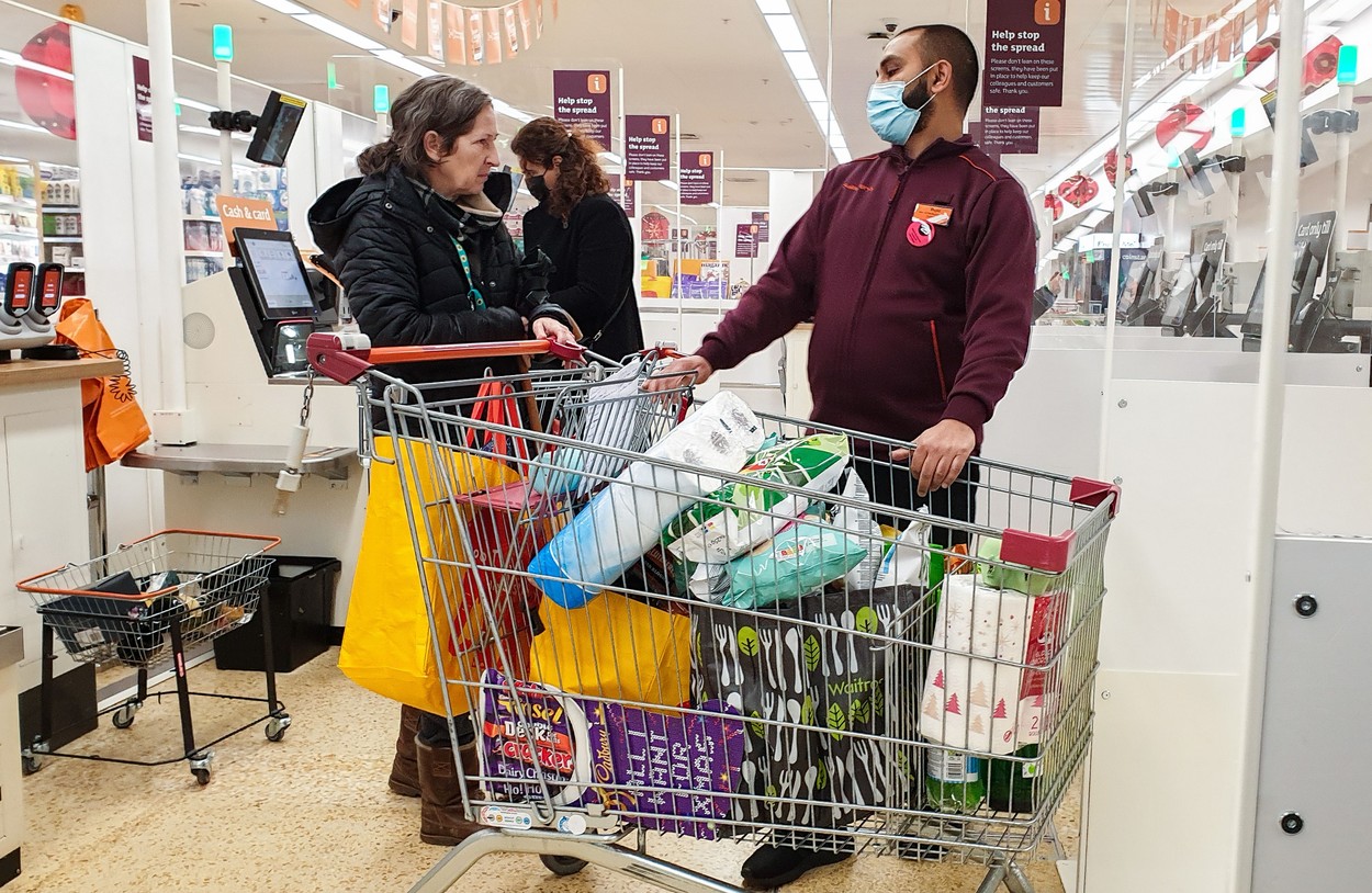 Magazinele se închid mai târziu vineri. Până la ce oră îţi poţi face cumpărăturile