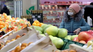 Coșurile de cumpărături nu vor fi interzise în perioada sărbătorilor. Magazinele ar putea avea program prelungit