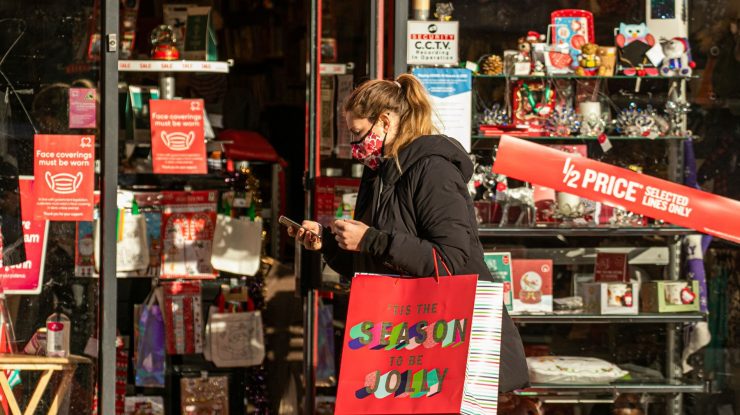 Sondaj: Unde vor românii să petreacă sărbătorile și ce buget alocă