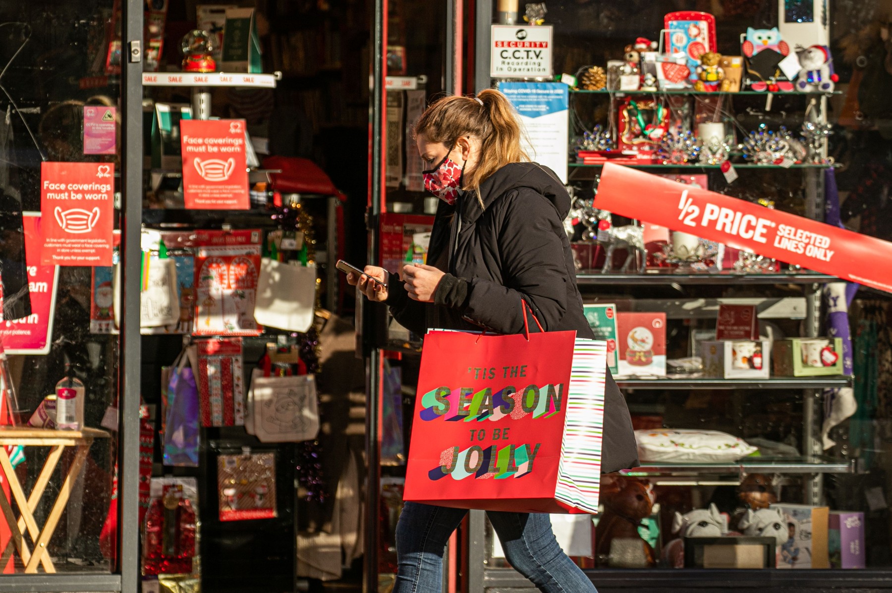 Restricții inedite în prag de sărbători: o țară a decis ca locuitorii să facă cumpărăturile în funcție de sex