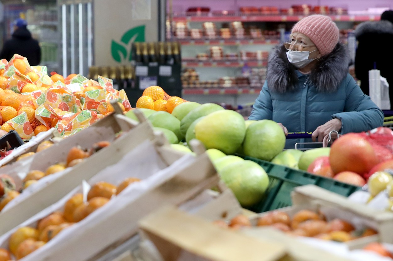 Coșurile de cumpărături nu vor fi interzise în perioada sărbătorilor. Magazinele ar putea avea program prelungit